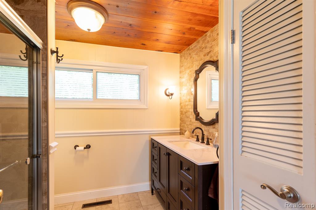 7950 ISLAND Boulevard, Grosse Ile, MI 48138 — Photo 17
