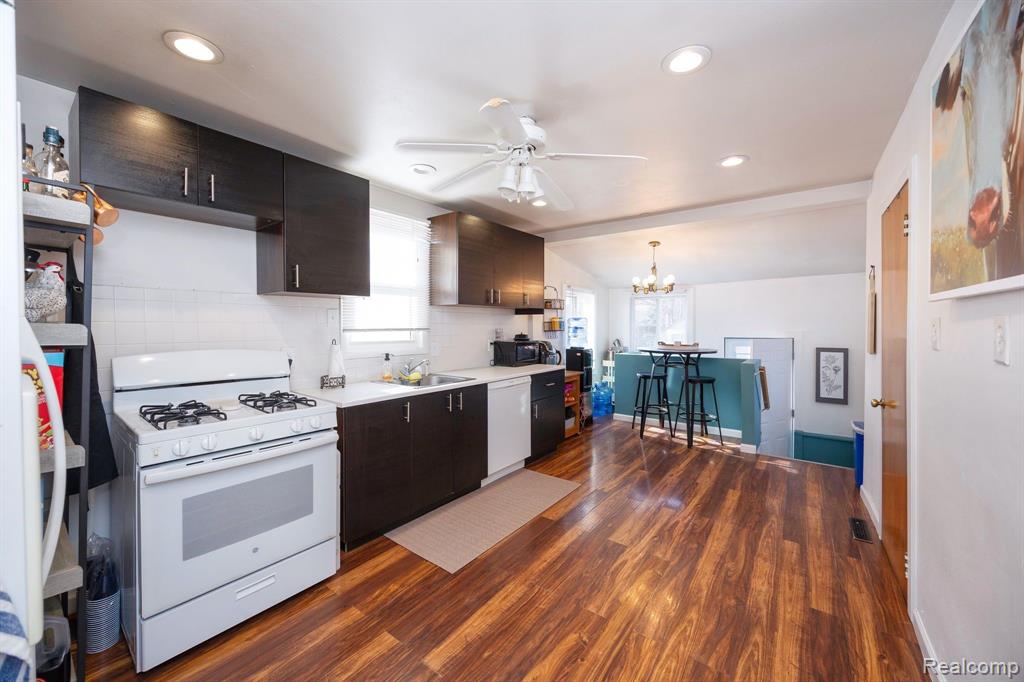 569 CLEOPHUS Parkway, Lincoln Park, MI 48146 — Photo 12