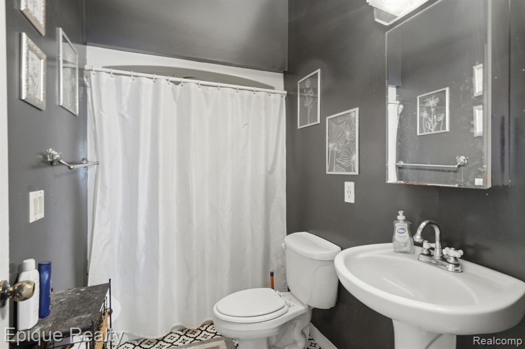 2706 Genes Drive, Auburn Hills, MI 48326 — Photo 17