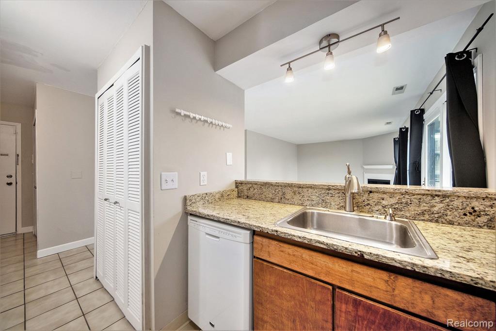 350 Briarcrest Drive, 165, Ann Arbor, MI 48104 — Photo 9
