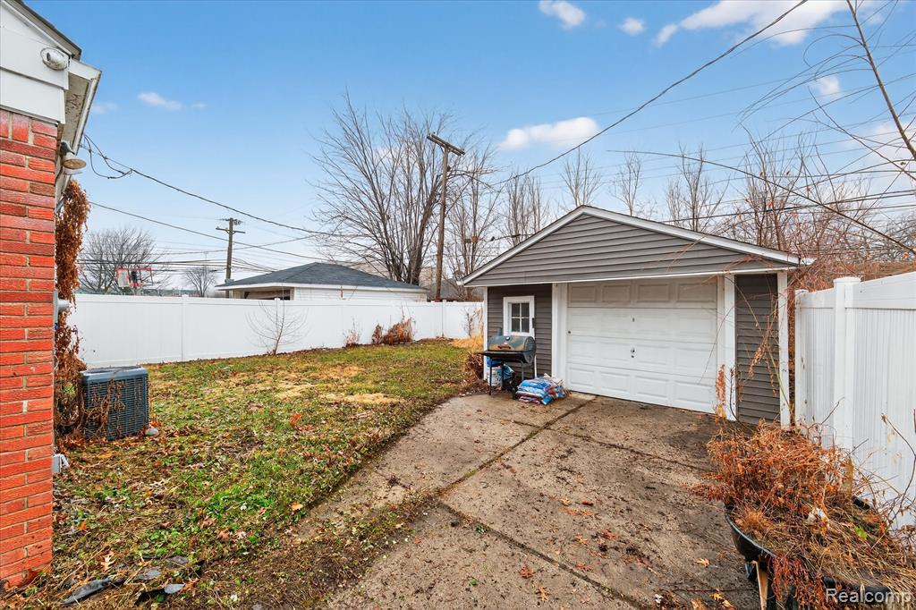 21211 Newcastle Road, Harper Woods, MI 48225 — Photo 37