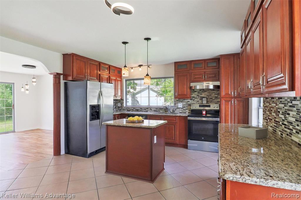 5262 Kingsfield Drive, West Bloomfield, MI — Photo 4