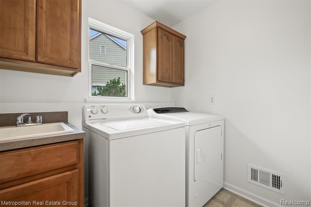 30207 Viewcrest Court, Novi, MI 48377 — Photo 12