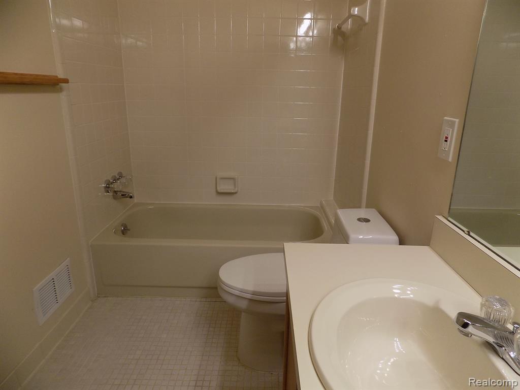 40043 CROSSWINDS, Novi, MI — Photo 6