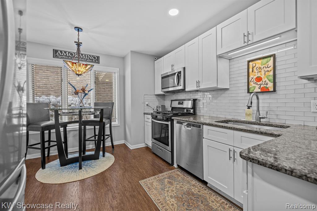 4687 Fairway Court, Waterford, MI 48328 — Photo 12