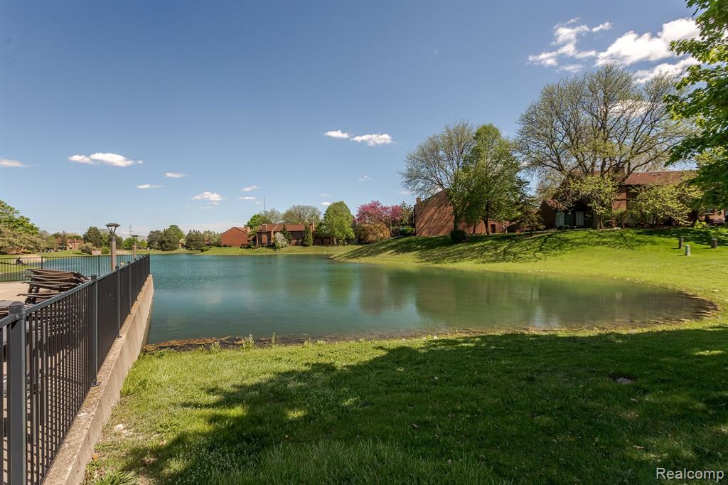 3140 LINDENWOOD Drive, Dearborn, MI 48120 — Photo 36