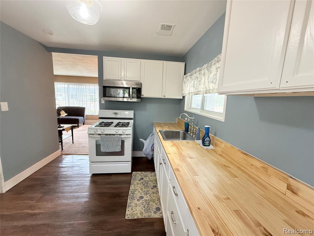 25747 Miracle Drive, Madison Heights, MI 48071 — Photo 14