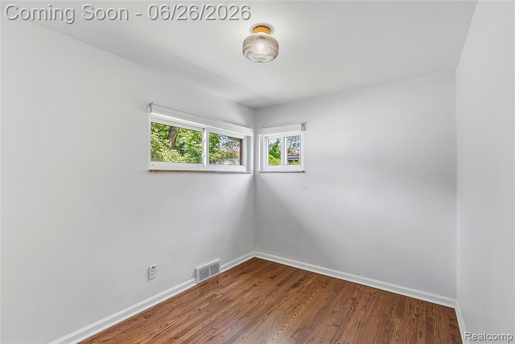 24671 Kenosha Street, Oak Park, MI 48237 — Photo 15