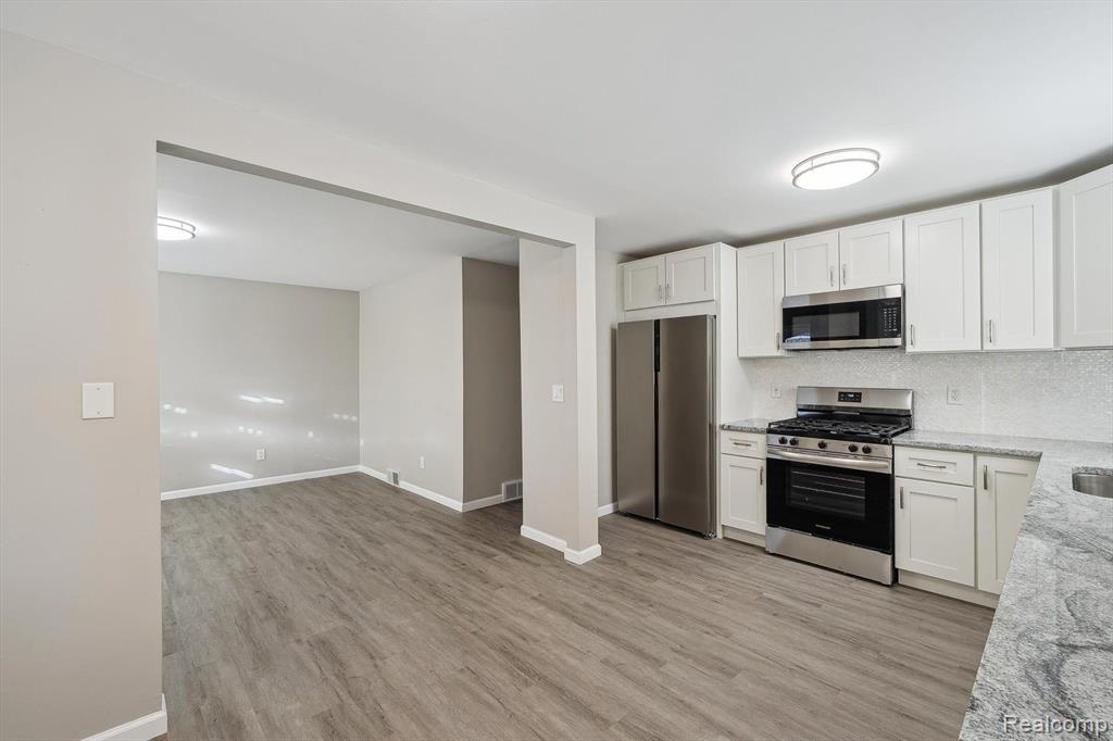 941 E LINCOLN Avenue, Madison Heights, MI 48071 — Photo 7