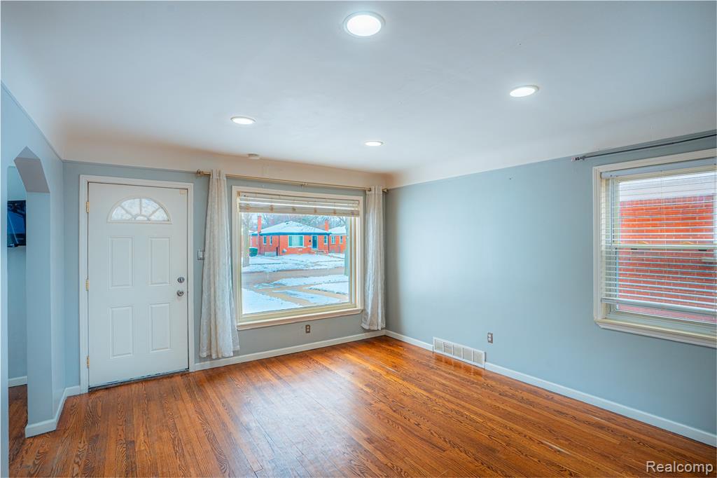 8467 Riverview Street, Dearborn Heights, MI 48127 — Photo 4