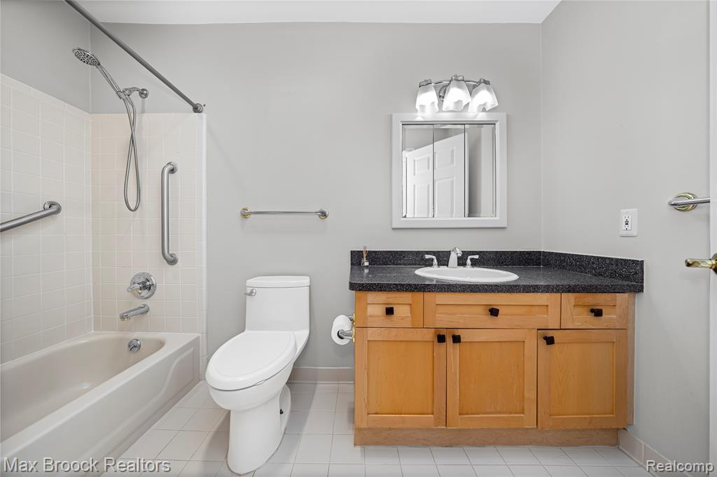5015 Lake Vista Drive, West Bloomfield, MI 48323 — Photo 37