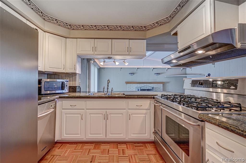 43047 Avon Court, Sterling Heights, MI 48313 — Photo 8