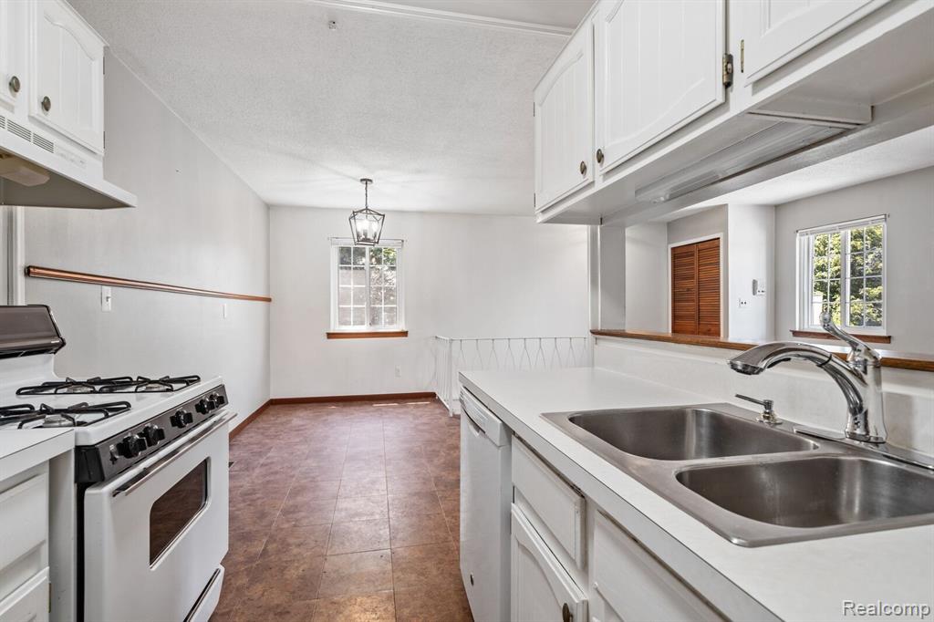 38347 CAROLON Boulevard, Westland, MI — Photo 12