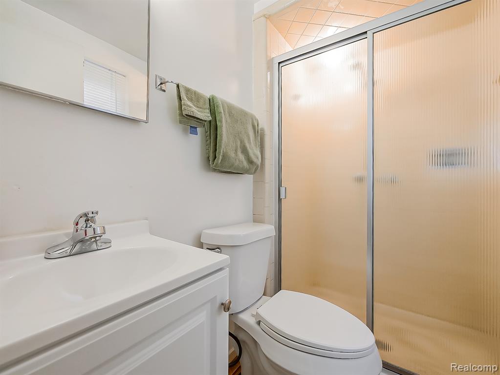 16870 Shaftsbury Avenue, Detroit, MI 48219 — Photo 24