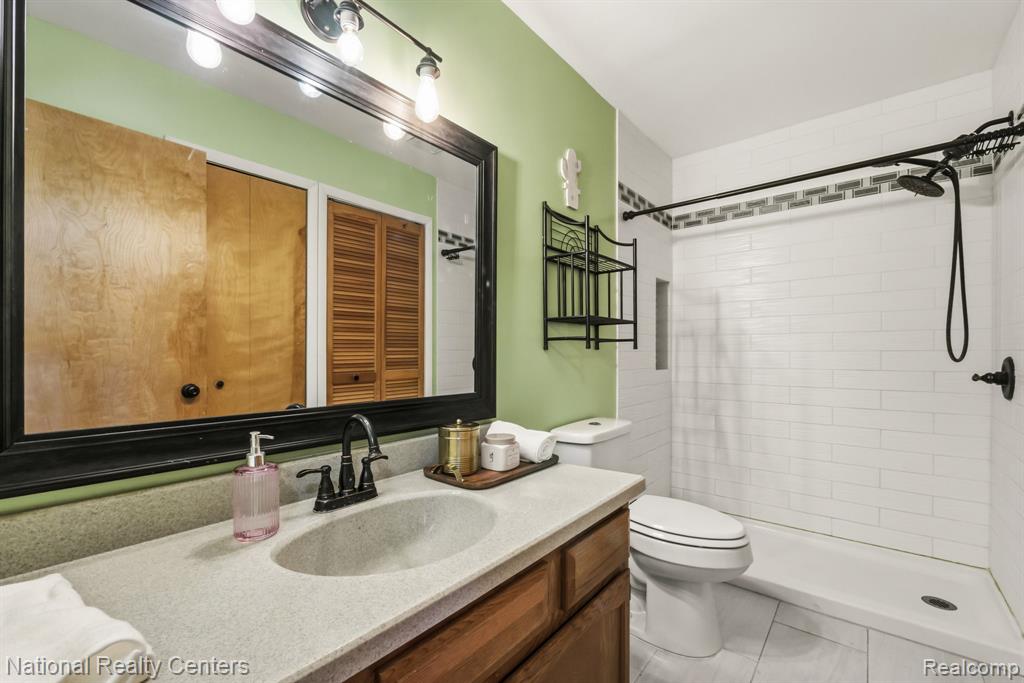 924 Saybrook Drive, Waterford, MI 48327 — Photo 13
