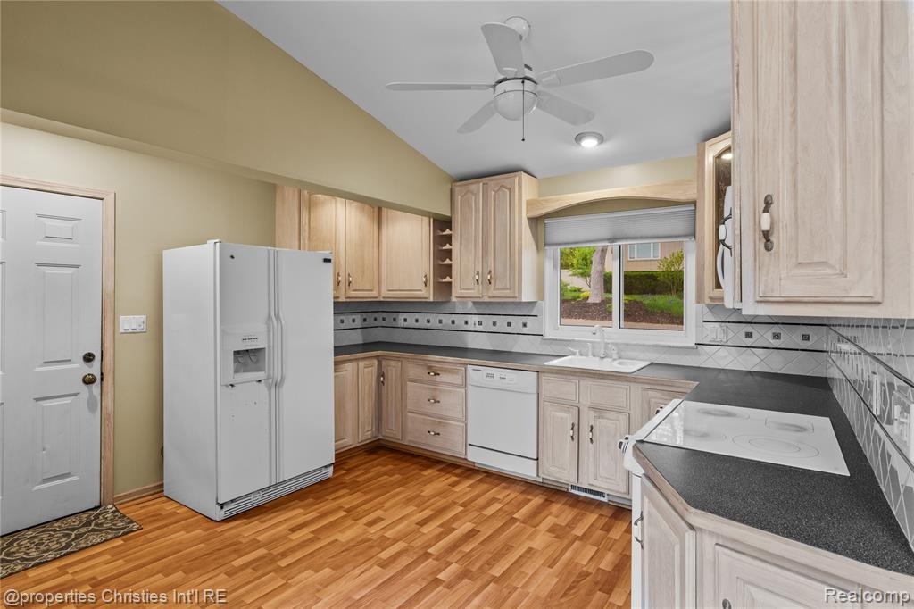 6785 GRASSLAND Avenue, West Bloomfield, MI 48324 — Photo 10