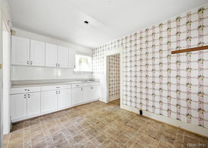 8127 Vassar Road, Grand Blanc, MI 48439 — Photo 13