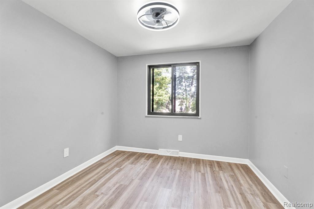 8962 Glasgow Drive, White Lake, MI — Photo 33
