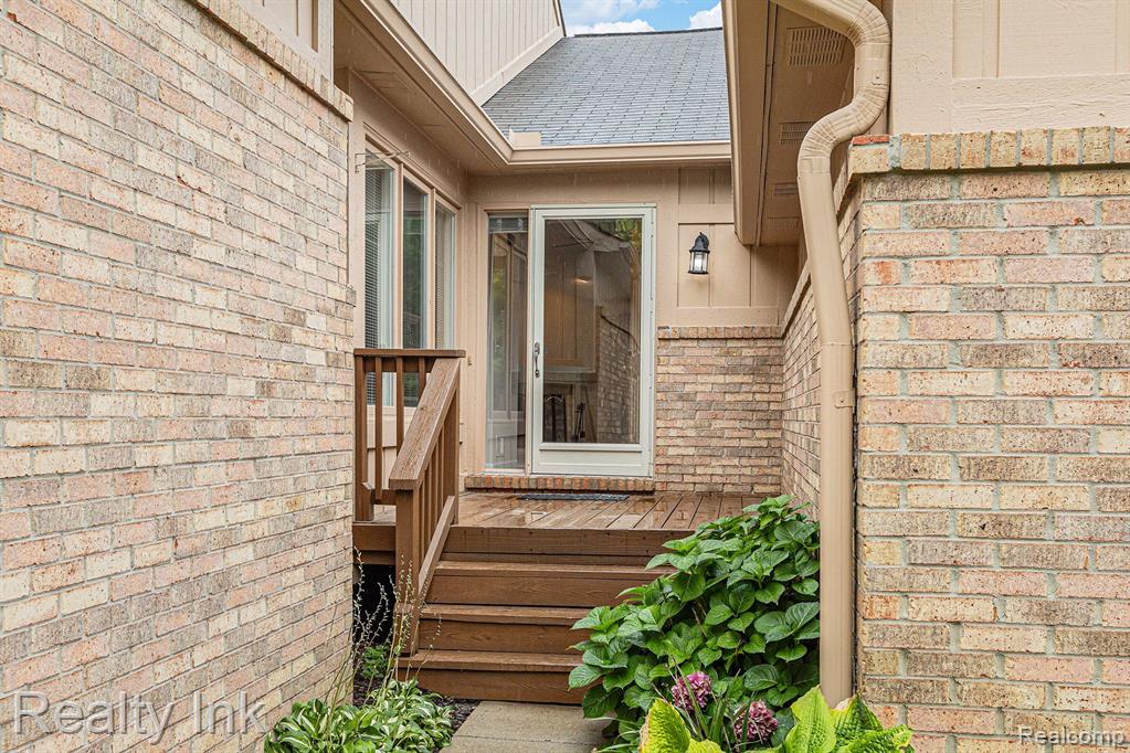 34978 WHITE PINE Trail, Farmington Hills, MI 48335 — Photo 2