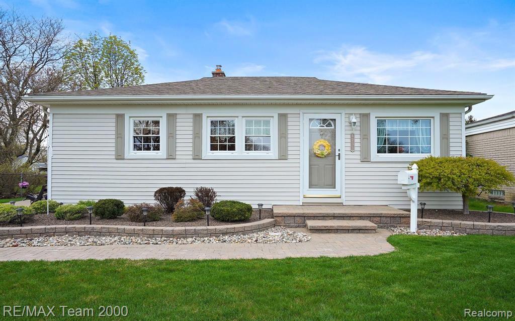 6233 N EVANGELINE Street, Dearborn Heights, MI 48127 — front exterior