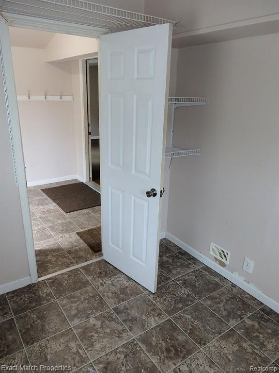 409 LAKEVIEW Street, Holly, MI 48442 — Photo 37