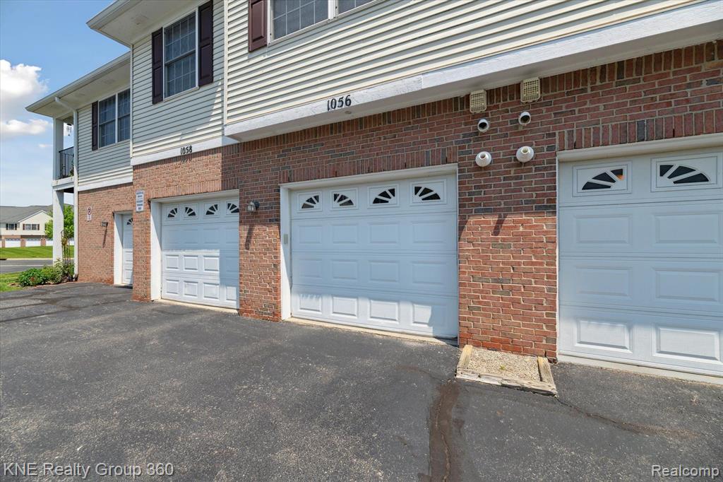 1056 SHIAWASSEE Circle, Howell, MI 48843 — Photo 10