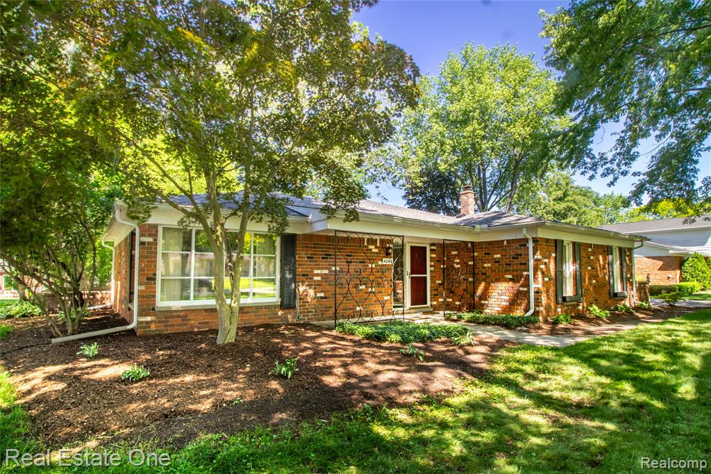 4243 FROSTWOOD Court, Troy, MI 48098 — Photo 2