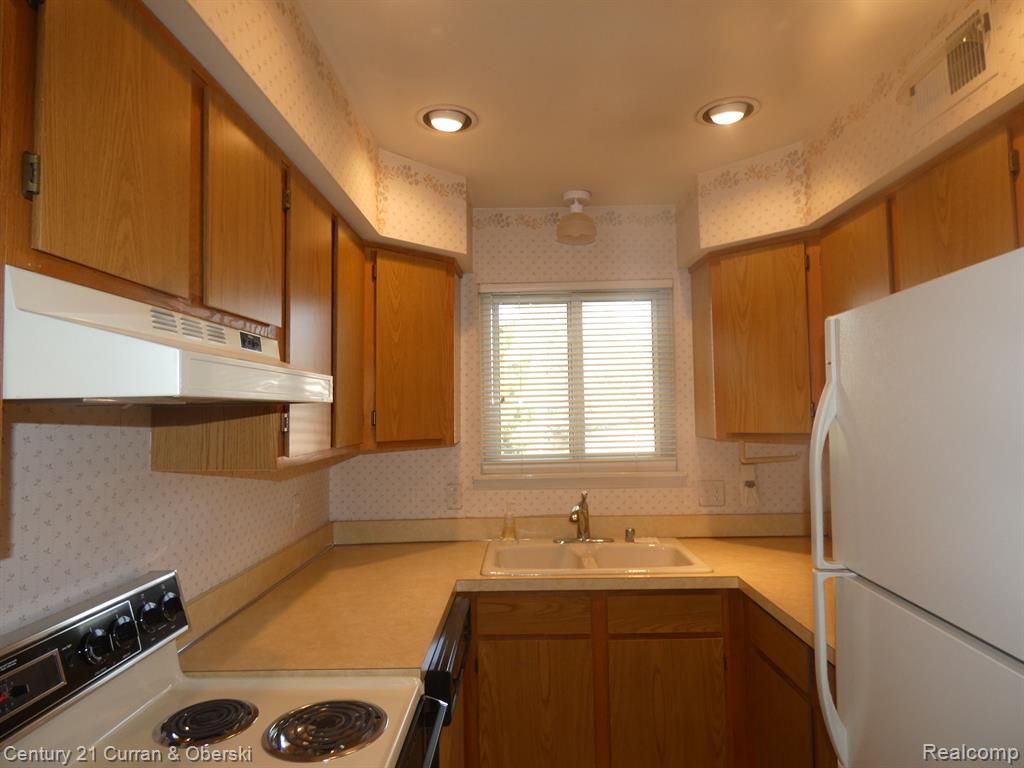 42563 PLYMOUTH HOLLOW Drive, Plymouth, MI 48170 — Photo 12