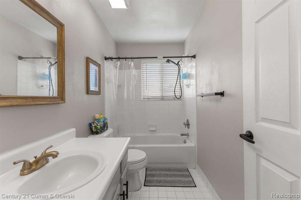 10033 ALLEN POINTE Drive, Allen Park, MI 48101 — Photo 18