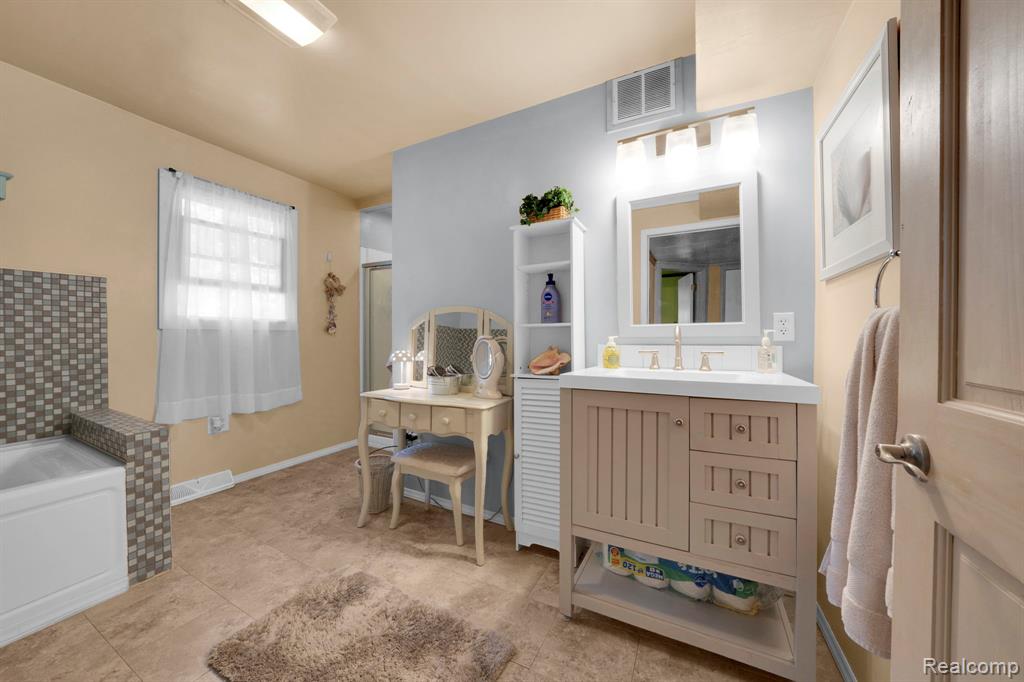 957 Miller Road N, Lake Orion, MI 48362 — Photo 21