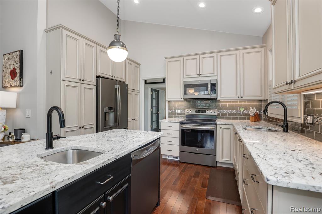 16964 LOCHMOOR Circle E, Northville, MI 48168 — Photo 7
