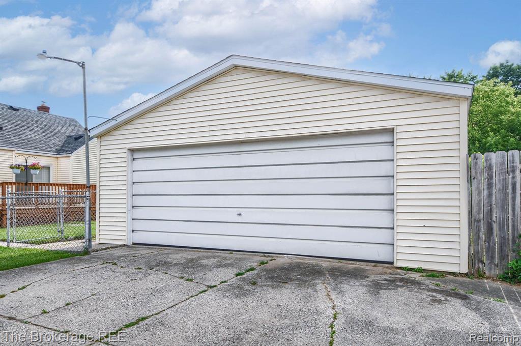 802 W HEMPHILL Road, Flint, MI 48507 — Photo 7