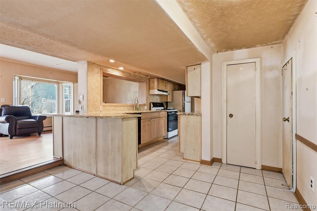 562 S Hughes Road, Howell, MI 48843 — Photo 6