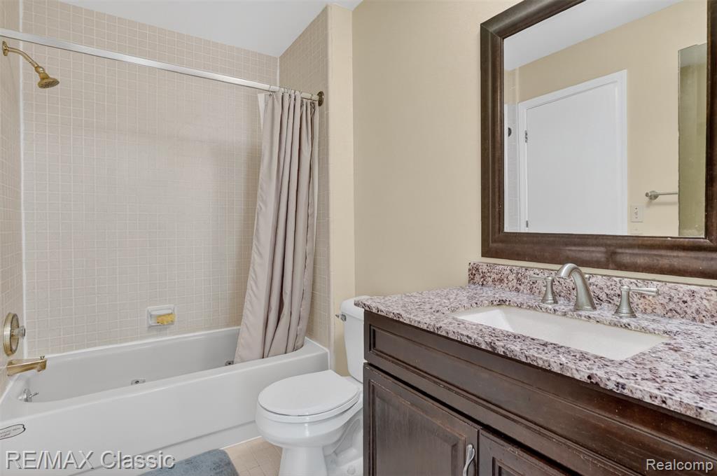 2061 Burgundy Street, West Bloomfield, MI 48323 — Photo 35