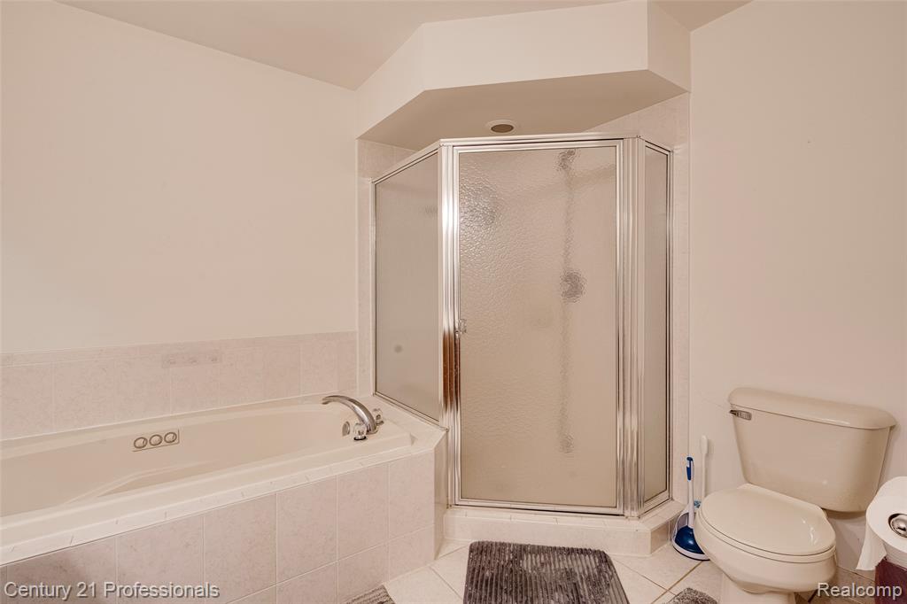 5958 Lochmore Drive, Commerce Twp, MI 48382 — Photo 45