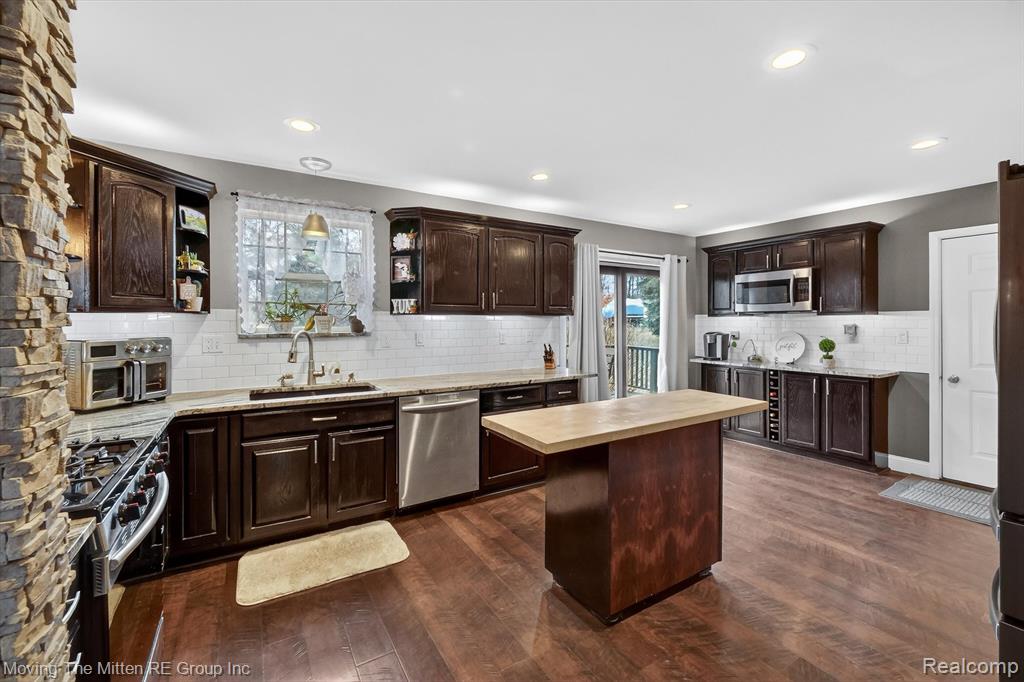 10129 Walnut Shores Drive, Fenton, MI 48430 — Photo 11