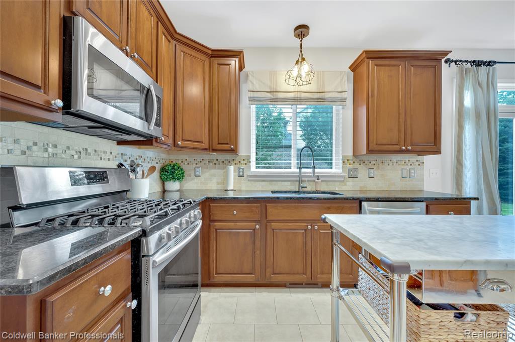 597 Bay Pointe Drive, Oxford, MI 48371 — Photo 8