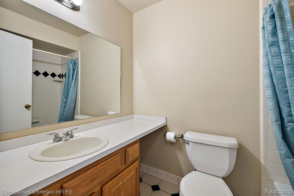 636 E FOX HILLS Drive, Bloomfield Hills, MI 48304 — Photo 26