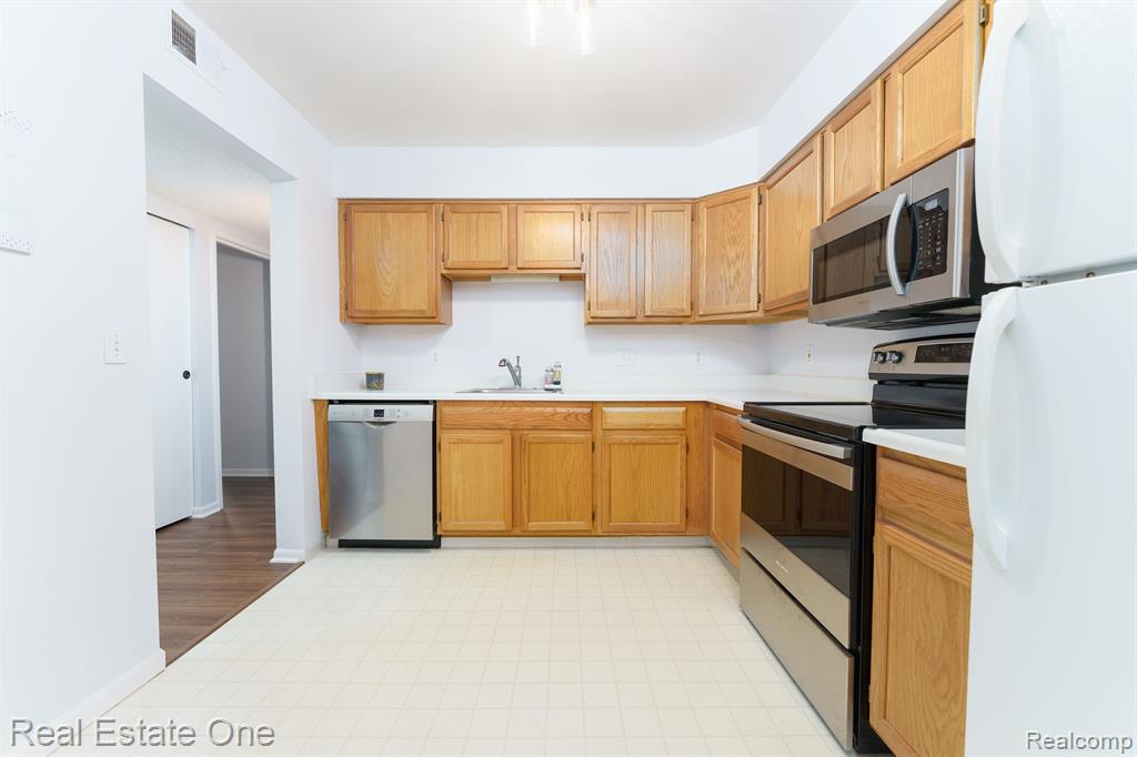 61121 GREENWOOD Drive, South Lyon, MI 48178 — Photo 11