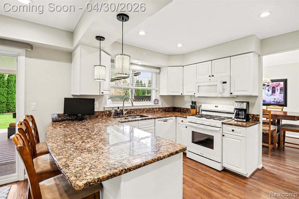 6883 Essex Court, Waterford, MI 48327 — Photo 9