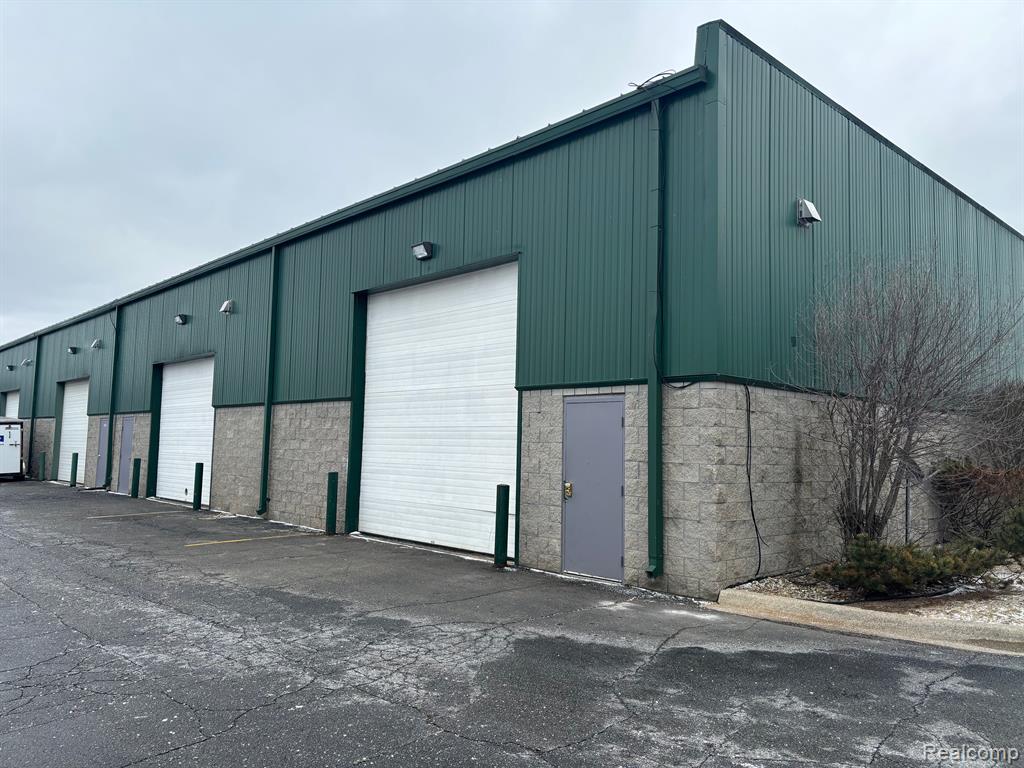 5277 Dixie Highway, Waterford, MI — front exterior