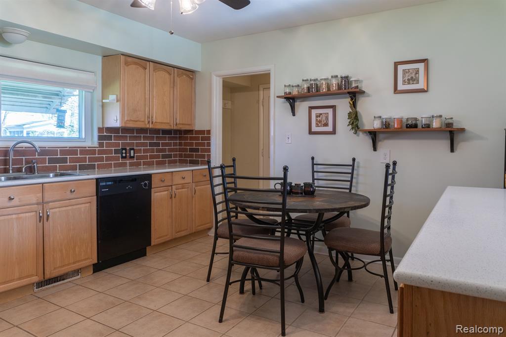 2546 CARLTON Drive, Ann Arbor, MI 48108 — Photo 8