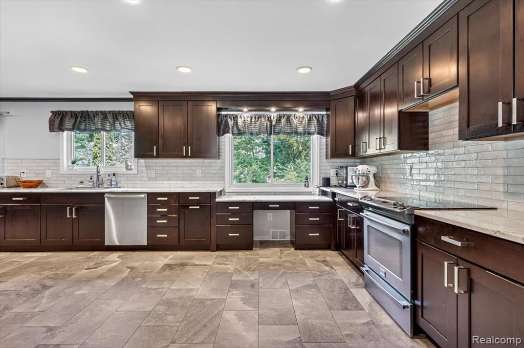 928 Hampstead Lane, Rochester Hills, MI 48309 — Photo 10