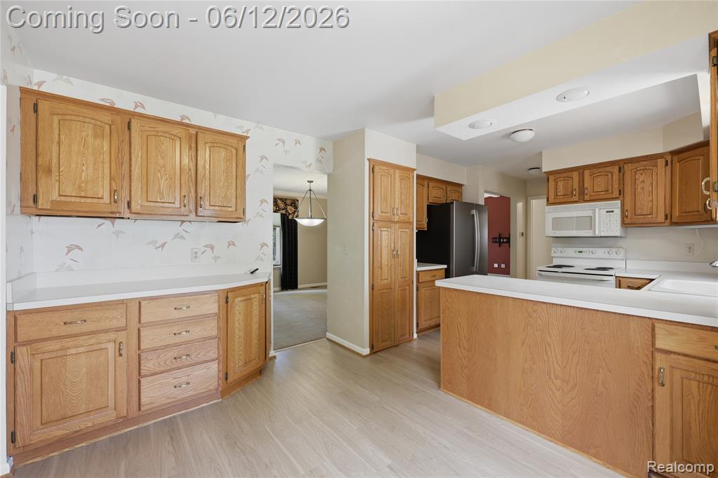 640 Longfellow Drive, Troy, MI 48085 — Photo 13