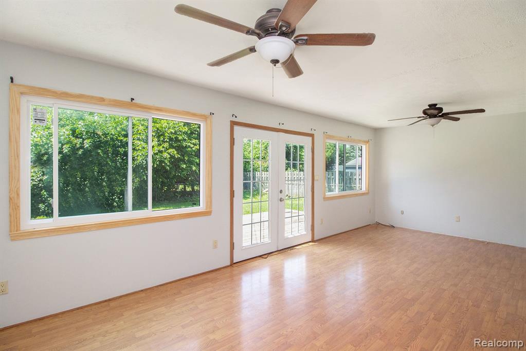 2665 LOS ANGELES Drive, Wolverine Lake, MI 48390 — Photo 12
