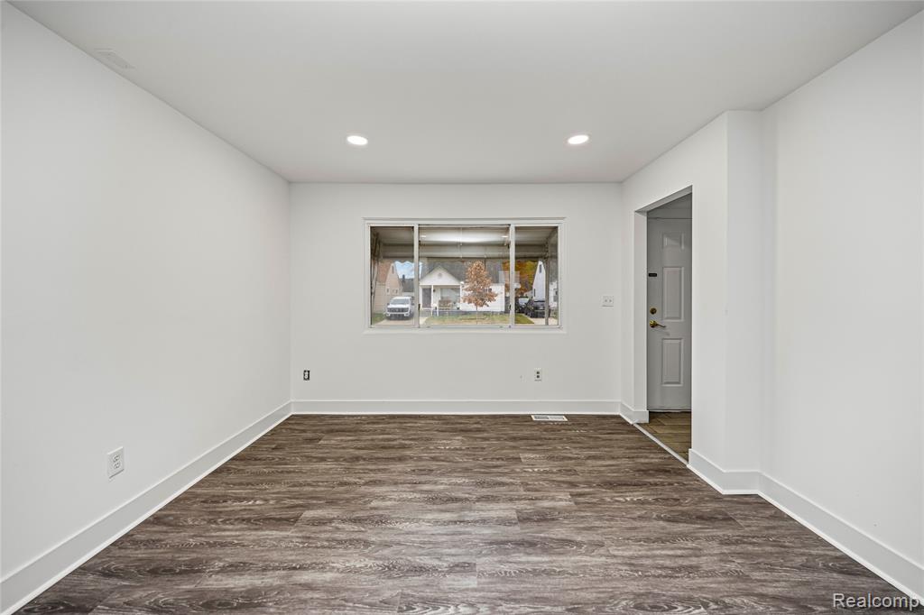 975 E Barrett Avenue, Madison Heights, MI 48071 — Photo 7