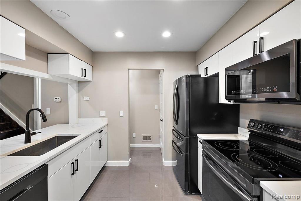 1570 S HILL Boulevard, Bloomfield Hills, MI 48304 — Photo 12