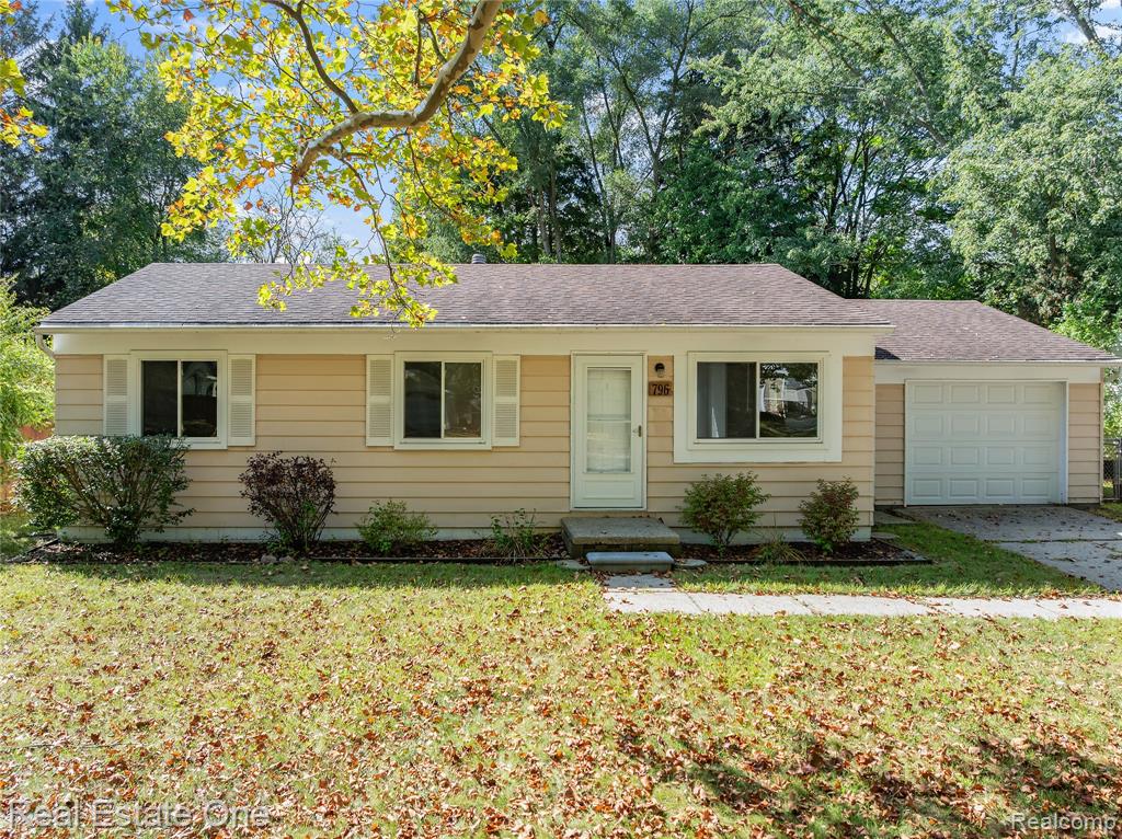 796 Devonshire Boulevard, Brighton, MI 48116 — front exterior