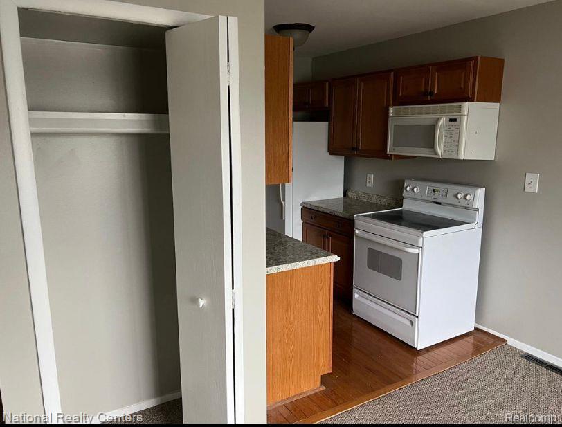 7210 BLUEWATER Drive, Clarkston, MI 48348 — Photo 7