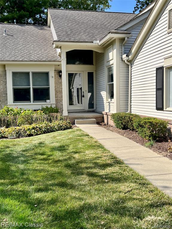 7663 Danbury Circle, West Bloomfield, MI — front exterior